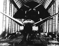 Photographie originale du plateau de
                            tournage du hangar